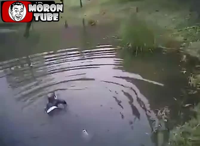Video :A police officer barely prevents a youngster with autism from drowning in a pond